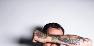 Tattoo gestochen, Lohn verloren? Dieses Urteil sorgt für Aufsehen!